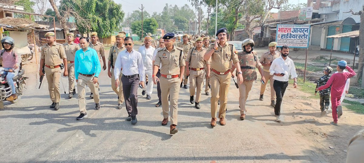 santkabirnagpol's tweet photo. जिलाधिकारी @DistrictSant व पुलिस अधीक्षक @santkabirnagpol द्वारा त्यौहार ईद को सकुशल सम्पन्न कराने के दृष्टिगत थाना बखिरा क्षेत्रान्तर्गत कस्बा बखिरा सहित विभिन्न स्थानों पर भ्रमण / पैदल गश्त कर आमजन को कराया जा रहा है सुरक्षा का अहसास। https://t.co/7C0XekvSzq