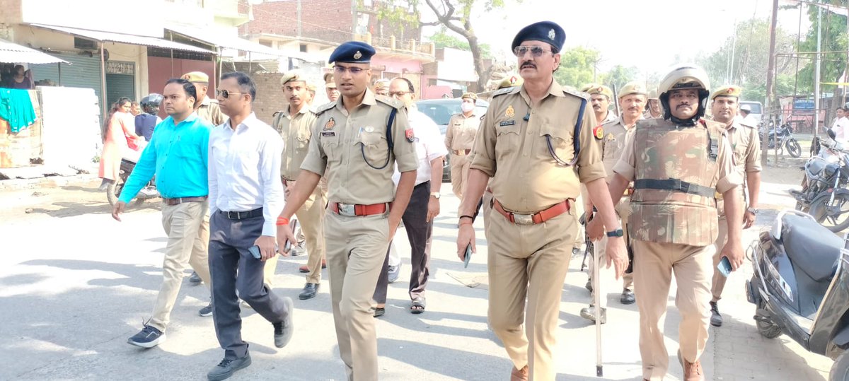 santkabirnagpol's tweet photo. जिलाधिकारी @DistrictSant व पुलिस अधीक्षक @santkabirnagpol द्वारा त्यौहार ईद को सकुशल सम्पन्न कराने के दृष्टिगत थाना बखिरा क्षेत्रान्तर्गत कस्बा बखिरा सहित विभिन्न स्थानों पर भ्रमण / पैदल गश्त कर आमजन को कराया जा रहा है सुरक्षा का अहसास। https://t.co/7C0XekvSzq