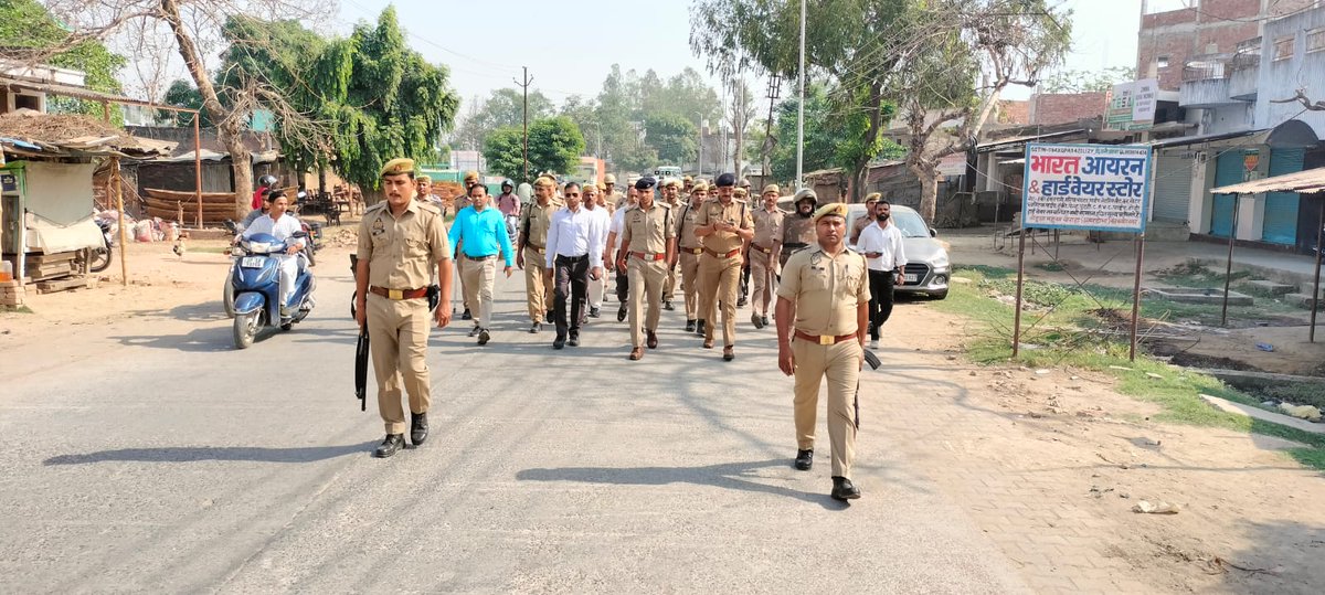 santkabirnagpol's tweet photo. जिलाधिकारी @DistrictSant व पुलिस अधीक्षक @santkabirnagpol द्वारा त्यौहार ईद को सकुशल सम्पन्न कराने के दृष्टिगत थाना बखिरा क्षेत्रान्तर्गत कस्बा बखिरा सहित विभिन्न स्थानों पर भ्रमण / पैदल गश्त कर आमजन को कराया जा रहा है सुरक्षा का अहसास। https://t.co/7C0XekvSzq