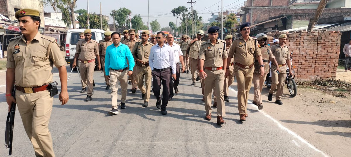 santkabirnagpol's tweet photo. जिलाधिकारी @DistrictSant व पुलिस अधीक्षक @santkabirnagpol द्वारा त्यौहार ईद को सकुशल सम्पन्न कराने के दृष्टिगत थाना बखिरा क्षेत्रान्तर्गत कस्बा बखिरा सहित विभिन्न स्थानों पर भ्रमण / पैदल गश्त कर आमजन को कराया जा रहा है सुरक्षा का अहसास। https://t.co/7C0XekvSzq