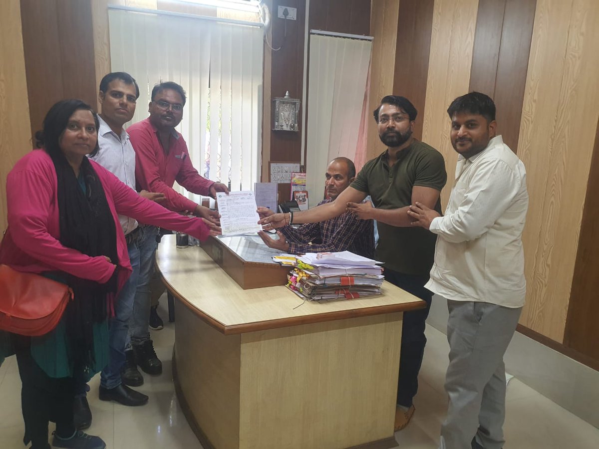 RPEA_U's tweet photo. @RPEA_U की जिला शाखा भीलवाड़ा @it_rpea के क्रांतिकारी #फार्मासिस्ट साथियों ने अपनी विभिन्न मांगो को लेकर मुखर्जी गार्डन में एक दिवसीय शांतिपूर्ण धरना दिया, इसके पश्चात् जिला कलेक्टर @DmBhilwara को मुख्यमंत्री @ashokgehlot51 के नाम ज्ञापन दीया👏
@artizzzz 
@plmeenaINC 
@pantlp https://t.co/fGgbzNJu7i