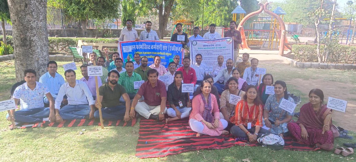 RPEA_U's tweet photo. @RPEA_U की जिला शाखा भीलवाड़ा @it_rpea के क्रांतिकारी #फार्मासिस्ट साथियों ने अपनी विभिन्न मांगो को लेकर मुखर्जी गार्डन में एक दिवसीय शांतिपूर्ण धरना दिया, इसके पश्चात् जिला कलेक्टर @DmBhilwara को मुख्यमंत्री @ashokgehlot51 के नाम ज्ञापन दीया👏
@artizzzz 
@plmeenaINC 
@pantlp https://t.co/fGgbzNJu7i