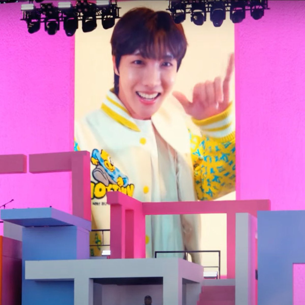 razeofficial's tweet photo. #JHOPE aparece en las pantallas del #COACHELLA para dejarle un mensaje a Becky G: 

"Ojalá pudiera estar contigo para unirme a esta fiesta épica con mi chica Becky G, enviando amor desde Corea". https://t.co/gmG4Owry47