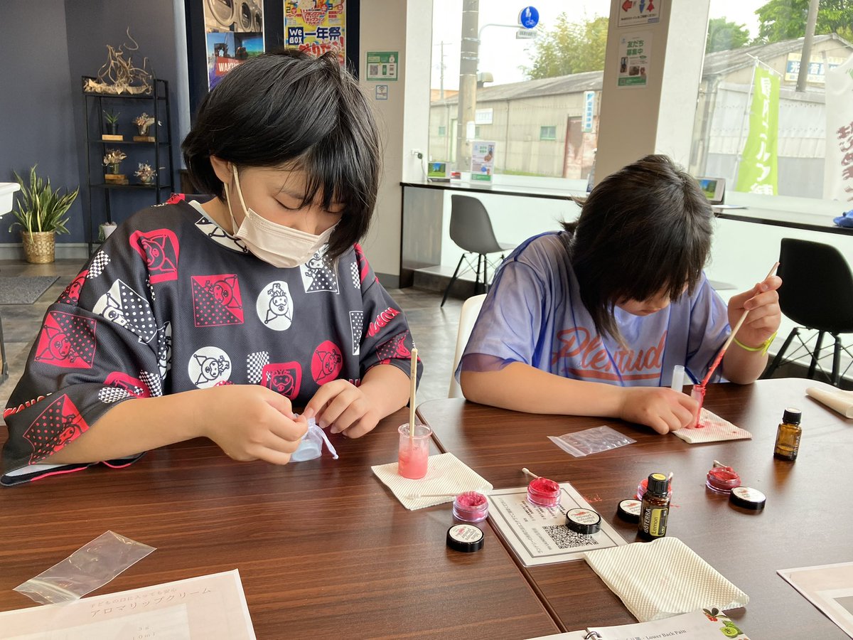 kiraayu1219's tweet photo. 八潮のWEBOXでリップクリーム作りのイベントがあって子供ら引率して参加してきました😊体に優しい素材で作るリップクリーム作り方覚えたぞ👌
楽しかったみたいで出来たリップ自慢してたわ。
#WEBOX https://t.co/uAaCv3S1tF