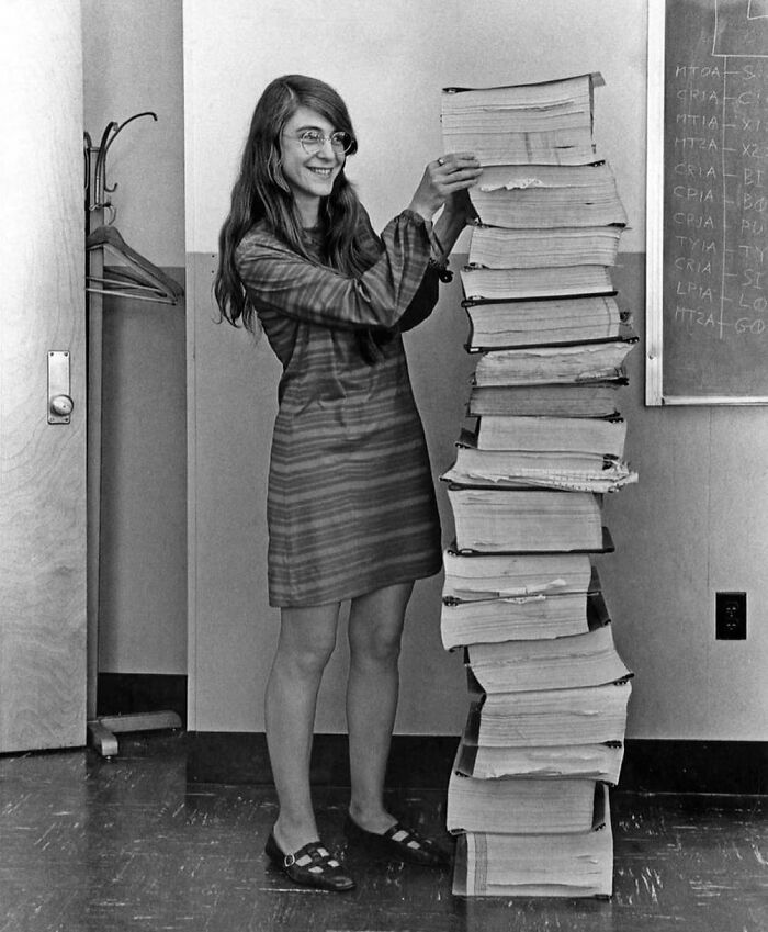 - Margaret Hamilton, la principal ingeniera de software de la NASA para el programa Apolo, junto al código escrito a mano que llevó a la humanidad a la Luna en 1969