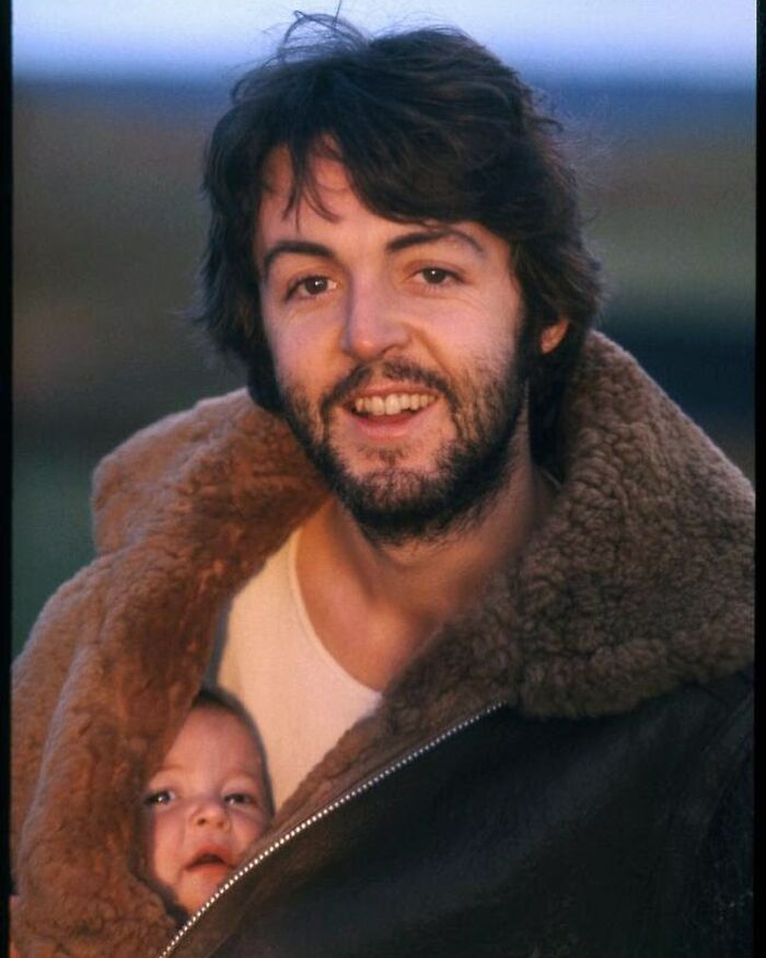 RelatocuriosoK's tweet photo. - Paul Mccartney con su hija Mary en Escocia, 1970 https://t.co/uX6d8WIKVb