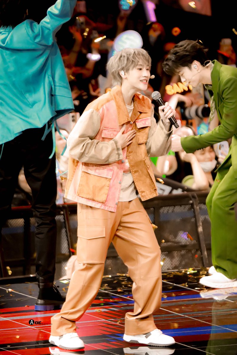sawadeekangAEna's tweet photo. Singing your heart out 🫶🏻🌐
#刘彰 #AK刘彰 #INTO1AK #INTO1LiuZhang #LIUZHANG
#HappyGraduationAK https://t.co/aPqzpGyMtc