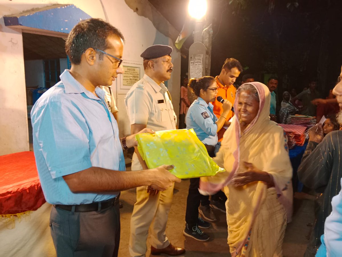 bkpcitypolice's tweet photo. ব্যারাকপুর পুলিশ কমিশনারেটের মাননীয় পুলিশ কমিশনার, শ্রী অলোক রাজোরিয়া, আইপিএস, মহাশয়ের নেতৃত্বে এবং উপস্থিতিতে ব্যারাকপুর পুলিশ কমিশনারেটের  জগদ্দল থানার অন্তর্গত জনসাধারণদের হাতে ঈদ এর শুভেচ্ছা বার্তা রূপি উপহার তুলে দেয়া হলো  ।

#ব্যারাকপুর_সিটি_পুলিশ
#আপনার_সাথে_আপনার_পাশে https://t.co/fzyJHLpryy