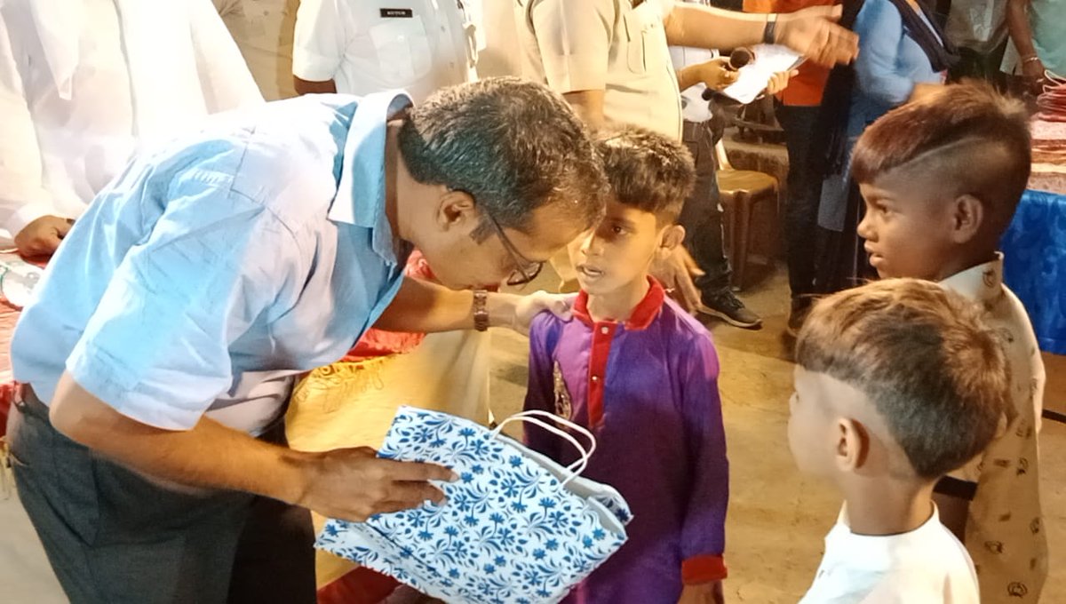 bkpcitypolice's tweet photo. ব্যারাকপুর পুলিশ কমিশনারেটের মাননীয় পুলিশ কমিশনার, শ্রী অলোক রাজোরিয়া, আইপিএস, মহাশয়ের নেতৃত্বে এবং উপস্থিতিতে ব্যারাকপুর পুলিশ কমিশনারেটের  জগদ্দল থানার অন্তর্গত জনসাধারণদের হাতে ঈদ এর শুভেচ্ছা বার্তা রূপি উপহার তুলে দেয়া হলো  ।

#ব্যারাকপুর_সিটি_পুলিশ
#আপনার_সাথে_আপনার_পাশে https://t.co/fzyJHLpryy