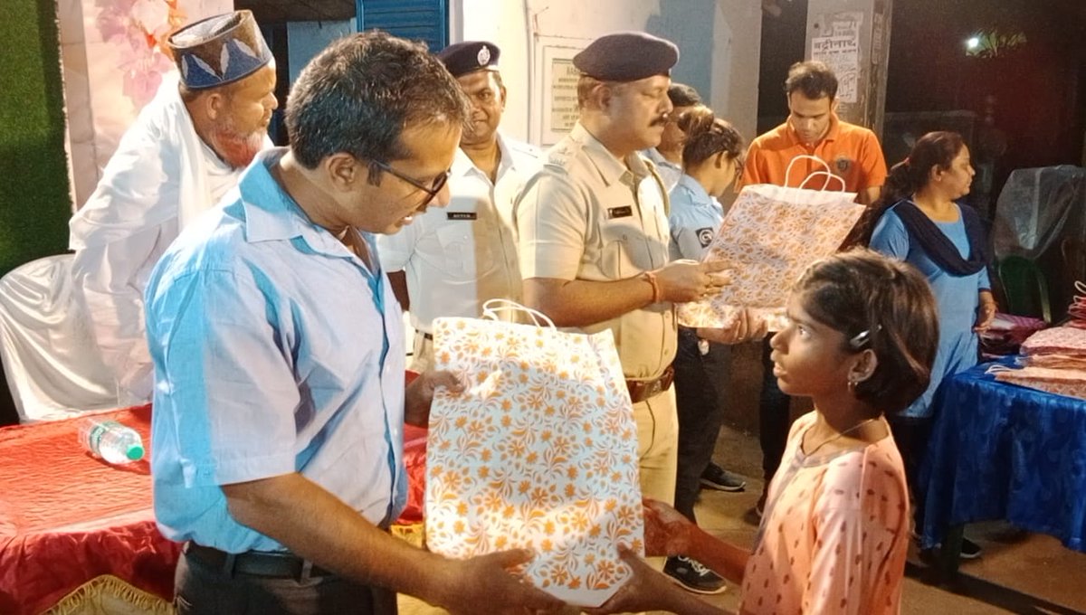 bkpcitypolice's tweet photo. ব্যারাকপুর পুলিশ কমিশনারেটের মাননীয় পুলিশ কমিশনার, শ্রী অলোক রাজোরিয়া, আইপিএস, মহাশয়ের নেতৃত্বে এবং উপস্থিতিতে ব্যারাকপুর পুলিশ কমিশনারেটের  জগদ্দল থানার অন্তর্গত জনসাধারণদের হাতে ঈদ এর শুভেচ্ছা বার্তা রূপি উপহার তুলে দেয়া হলো  ।

#ব্যারাকপুর_সিটি_পুলিশ
#আপনার_সাথে_আপনার_পাশে https://t.co/fzyJHLpryy