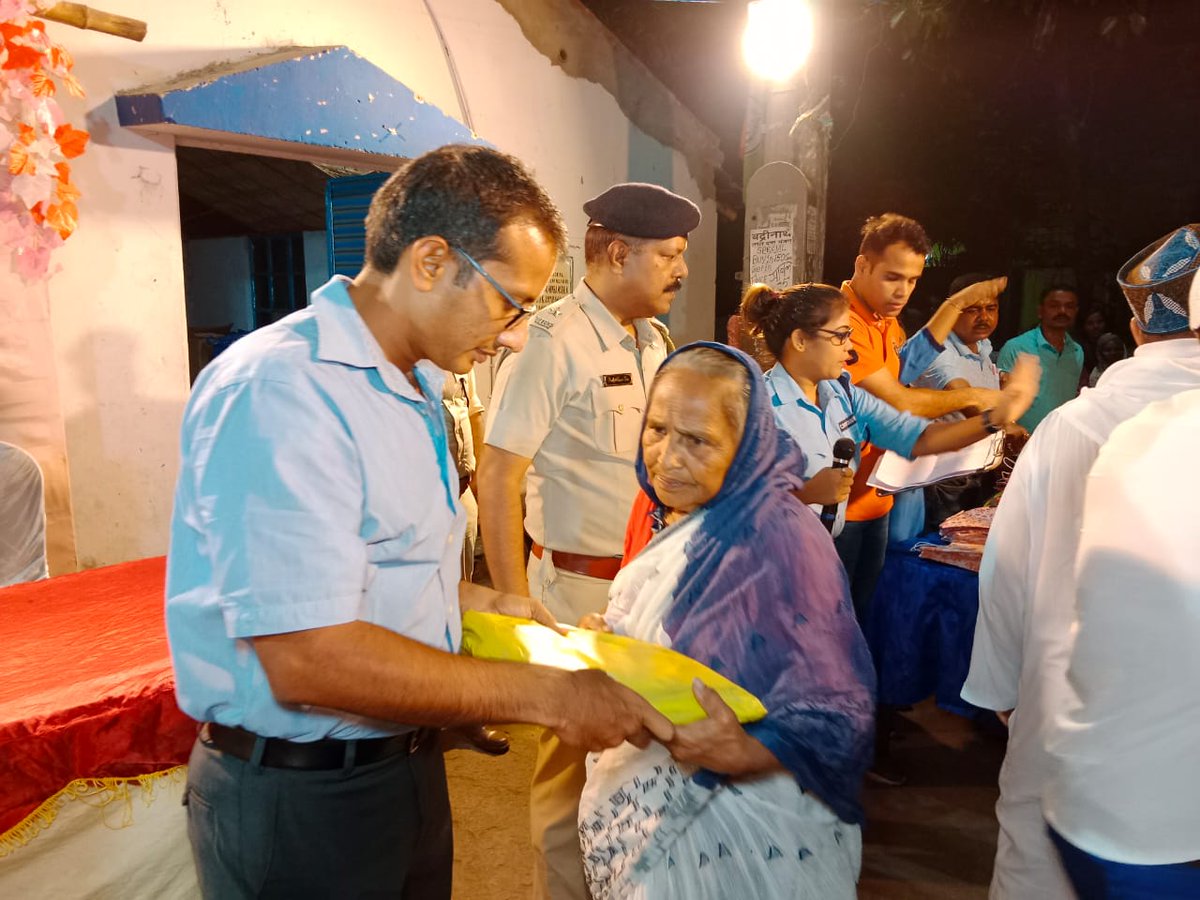 bkpcitypolice's tweet photo. ব্যারাকপুর পুলিশ কমিশনারেটের মাননীয় পুলিশ কমিশনার, শ্রী অলোক রাজোরিয়া, আইপিএস, মহাশয়ের নেতৃত্বে এবং উপস্থিতিতে ব্যারাকপুর পুলিশ কমিশনারেটের  জগদ্দল থানার অন্তর্গত জনসাধারণদের হাতে ঈদ এর শুভেচ্ছা বার্তা রূপি উপহার তুলে দেয়া হলো  ।

#ব্যারাকপুর_সিটি_পুলিশ
#আপনার_সাথে_আপনার_পাশে https://t.co/fzyJHLpryy