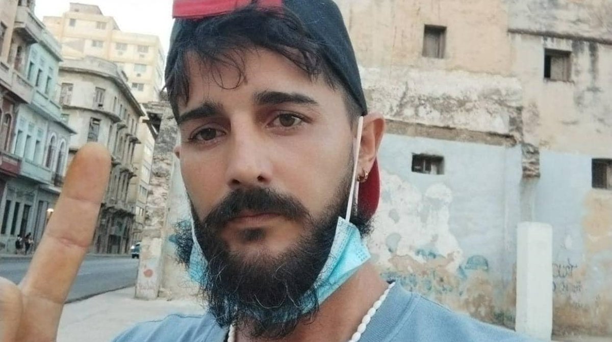 14ymedio's tweet photo. #CubaRepresión La policía política #interroga al activista Yasmany González por las #pintadas contra el régimen https://t.co/gO7BhIqBB8
👉El joven fue detenido en su casa de Centro Habana este jueves, luego de un "violento registro" #SiVivesEnCuba👉 https://t.co/WEzb0SA3et https://t.co/FSBYMn9iaB