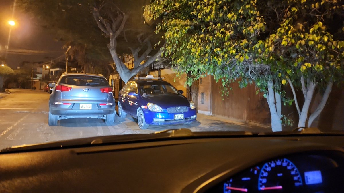 casasperu2022's tweet photo. @munisurco1 fiesta al lado de mi casa, los vehículos de los asistentes estacionados en la pista y en la puerta de mi cochera https://t.co/5DdxlRosSv