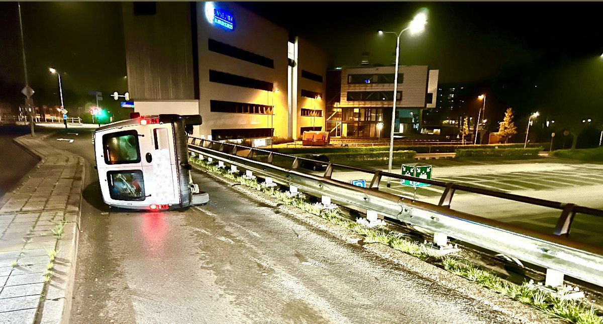 Het Groene Woud #middelburg , eenzijdig ongeval zojuist. Bestuurder is er rennend vandoor gegaan. De auto lag vol lege bierflesen. We hebben een onderzoek gestart naar de identiteit van de verdachte. “Verlaten plaats ongeval” is een misdrijf en rijden onder invloed is dat ook.