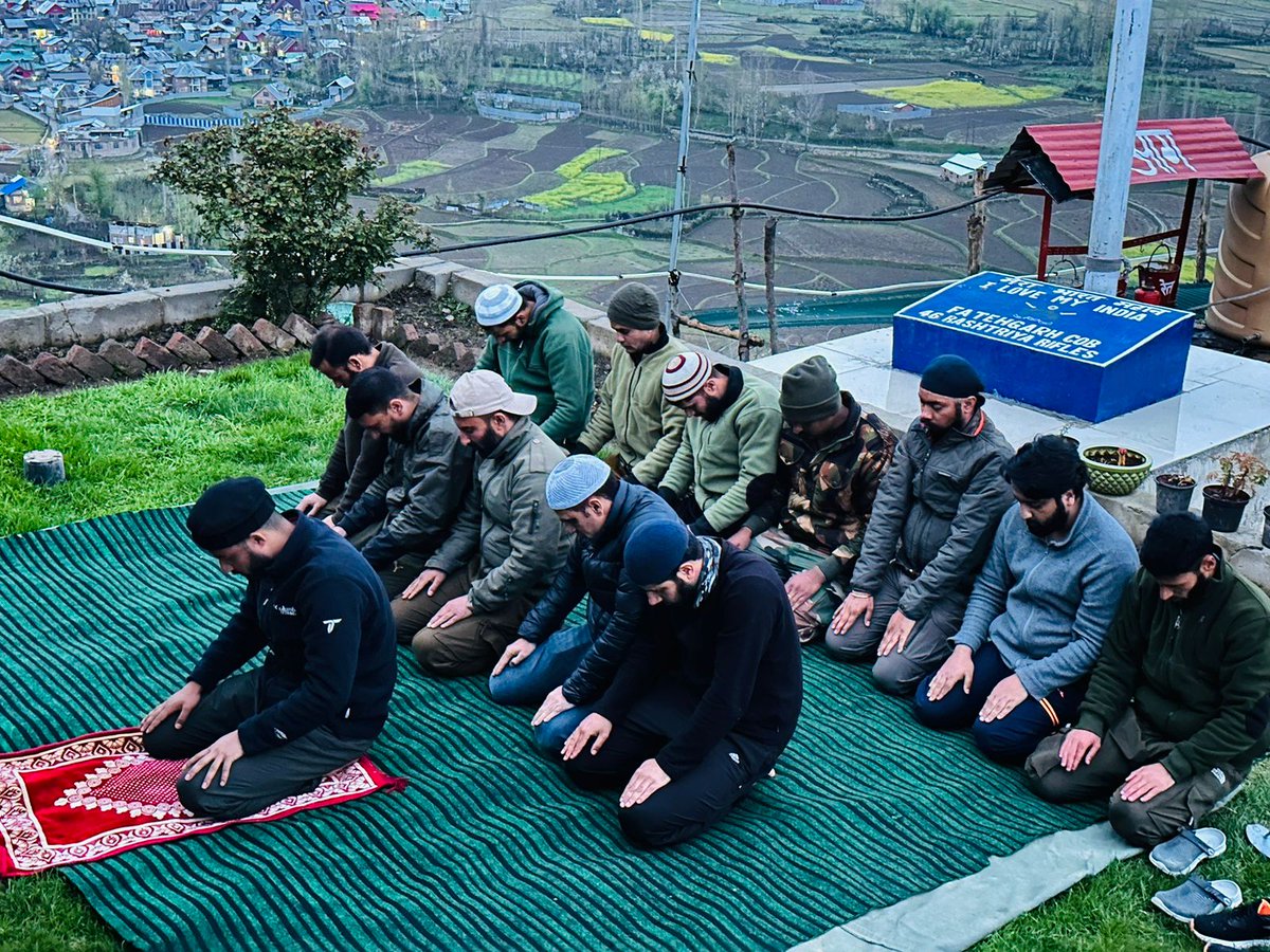 Chhote_91's tweet photo. #RashtriyaRifles of #Daggerdiv #Baramulla on last #Friday of month of #ramdaprayers at Fatehgarh COB.
#ramdan2023
#Friday
@adgpi
@Baramulla46
@VarmulK
@Parv_ynr
@ChinarcorpsIA
@awazebaramulla
@sheherekhas https://t.co/C8umRyi4ov