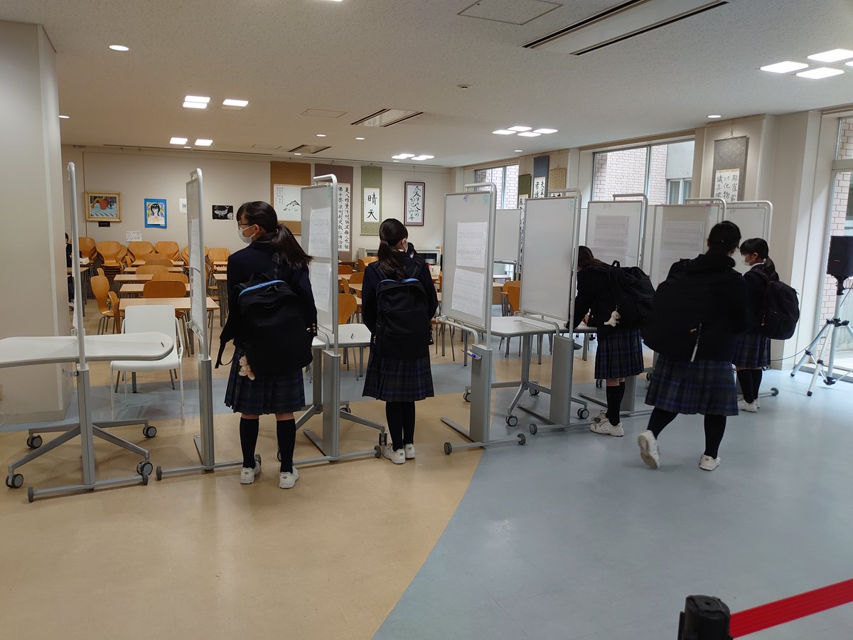 koji_principal's tweet photo. 4/22（土）授業が終わると大勢の生徒がカフェテリアに集まっていました。何のイベントだろうと覗いてみると今日は統一地方選挙の模擬投票でした。中高生の時期から選挙に関心を持とうというキャンペーンです！
投票用紙を受け取り　→→→　実際に投票します https://t.co/CQpwtHajFN