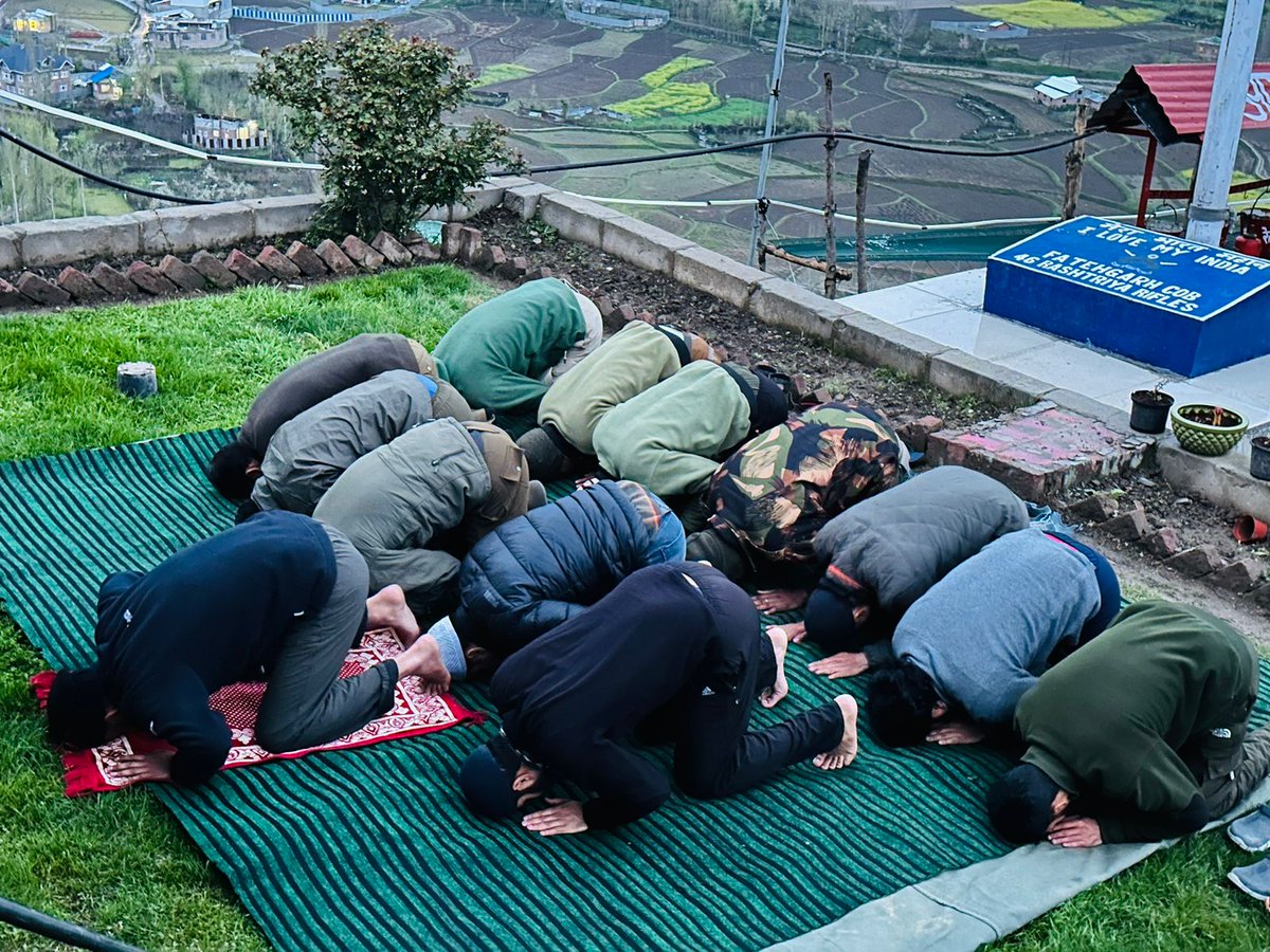 Chhote_91's tweet photo. #RashtriyaRifles of #Daggerdiv #Baramulla on last #Friday of month of #ramdaprayers at Fatehgarh COB.
#ramdan2023
#Friday
@adgpi
@Baramulla46
@VarmulK
@Parv_ynr
@ChinarcorpsIA
@awazebaramulla
@sheherekhas https://t.co/C8umRyi4ov