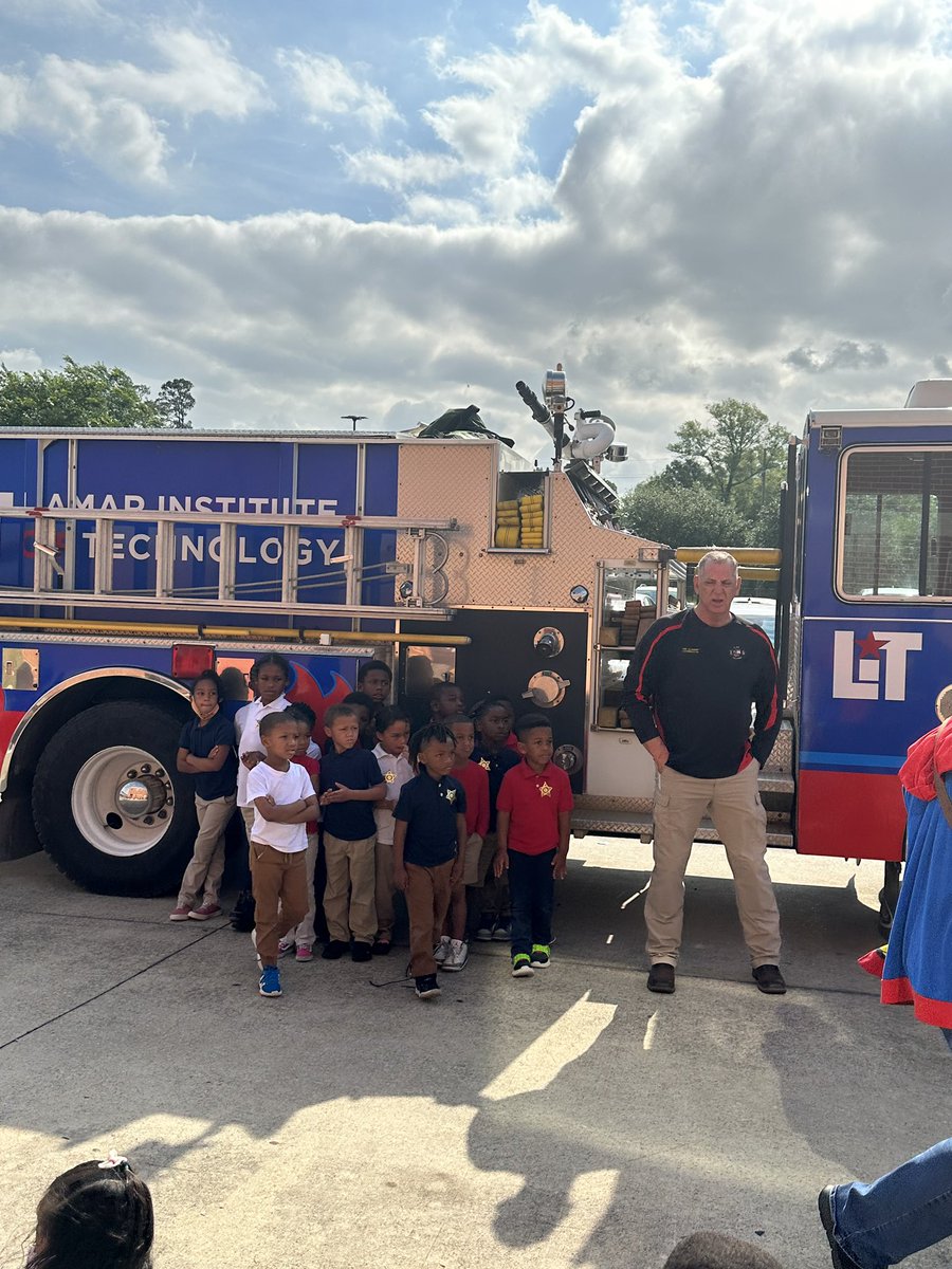 MsSHayes3's tweet photo. Exposure is key…. And they can absolutely be whatever they dream to be. Career Day 2023 was a success. Our  K-5 scholars were able to meet and greet with 20 plus various professions. https://t.co/lNKvNiBN0C