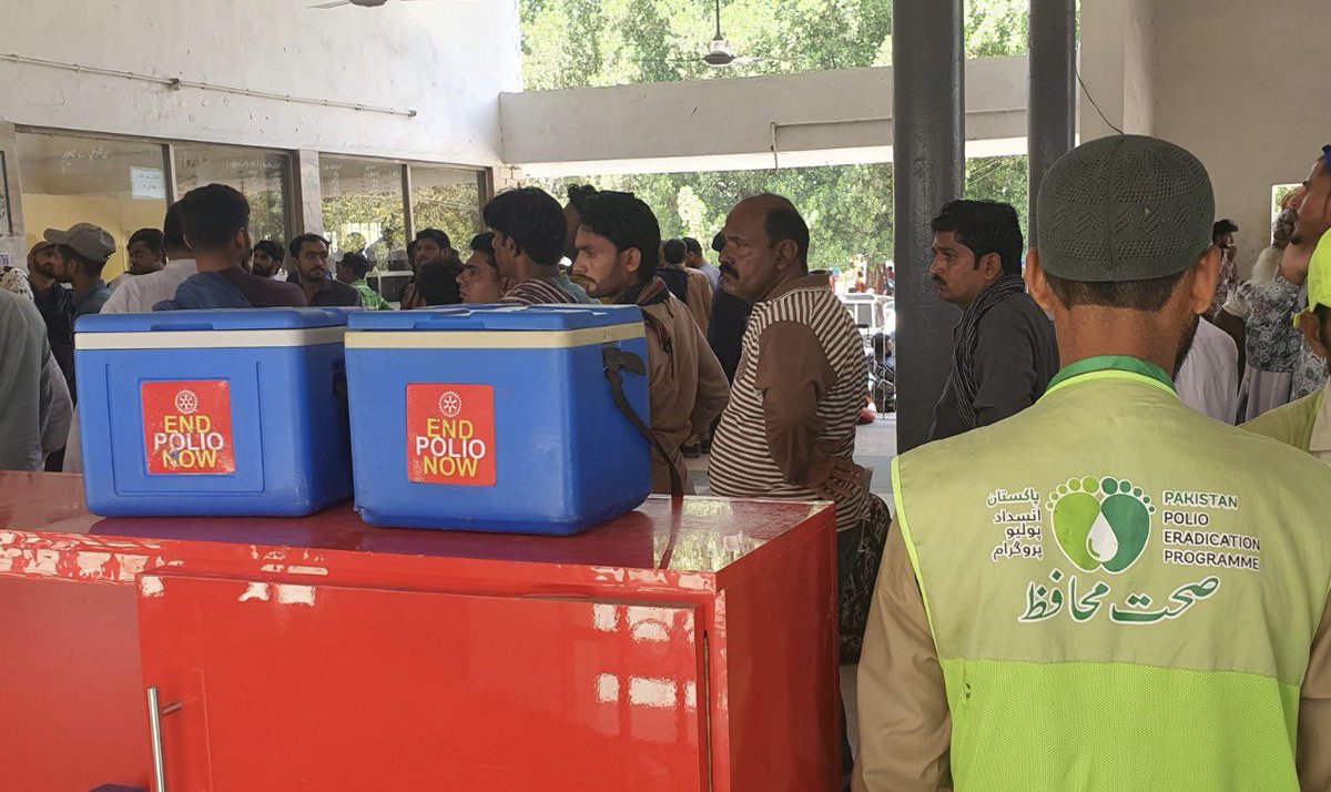 This Eid we have added an additional 288 transit teams across #Pakistan who are vaccinating children at highways, bus stands, railways stations and all transit points. Thank you to all the people who are working today to protect children from wild poliovirus. #EidAlFitr Mubarak!