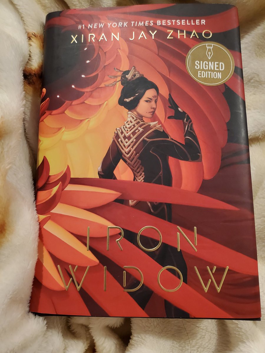 Kemeah520's tweet photo. #currentlyreading 
#ironwidow #iggleworms #highfaehoe https://t.co/rDItzYt5US