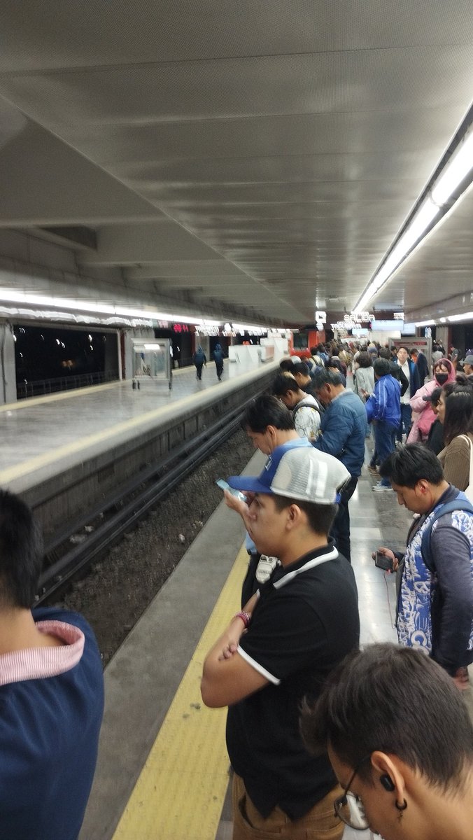 FuRanKy_MaD's tweet photo. @MetroCDMX q paso?? hay retraso en línea 9, en Pantitlán dirección Tacubaya, llevamos 20 minutos y el metro se queda detenido antes del anden https://t.co/fjD0HWWHZk