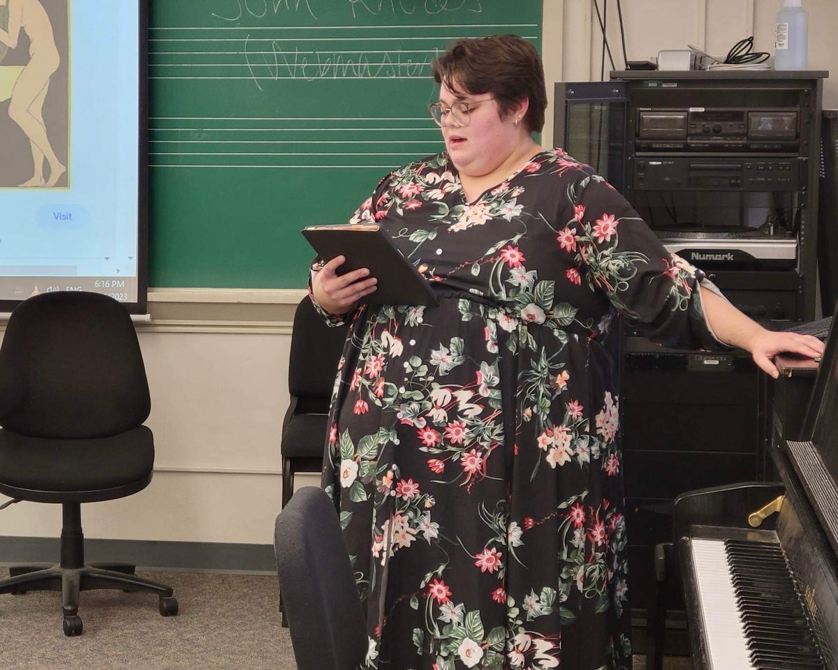 untgamut's tweet photo. Today we had our semesterly Casual Performance Night and Mockference all at once. Our eyes and ears are treated to delights ranging from medieval Portuguese music to “An Analysis of Ethnomusicological Collegiate Social Dynamics in Extreme Conditions.” See you next year! https://t.co/tGQ4cvgEwB