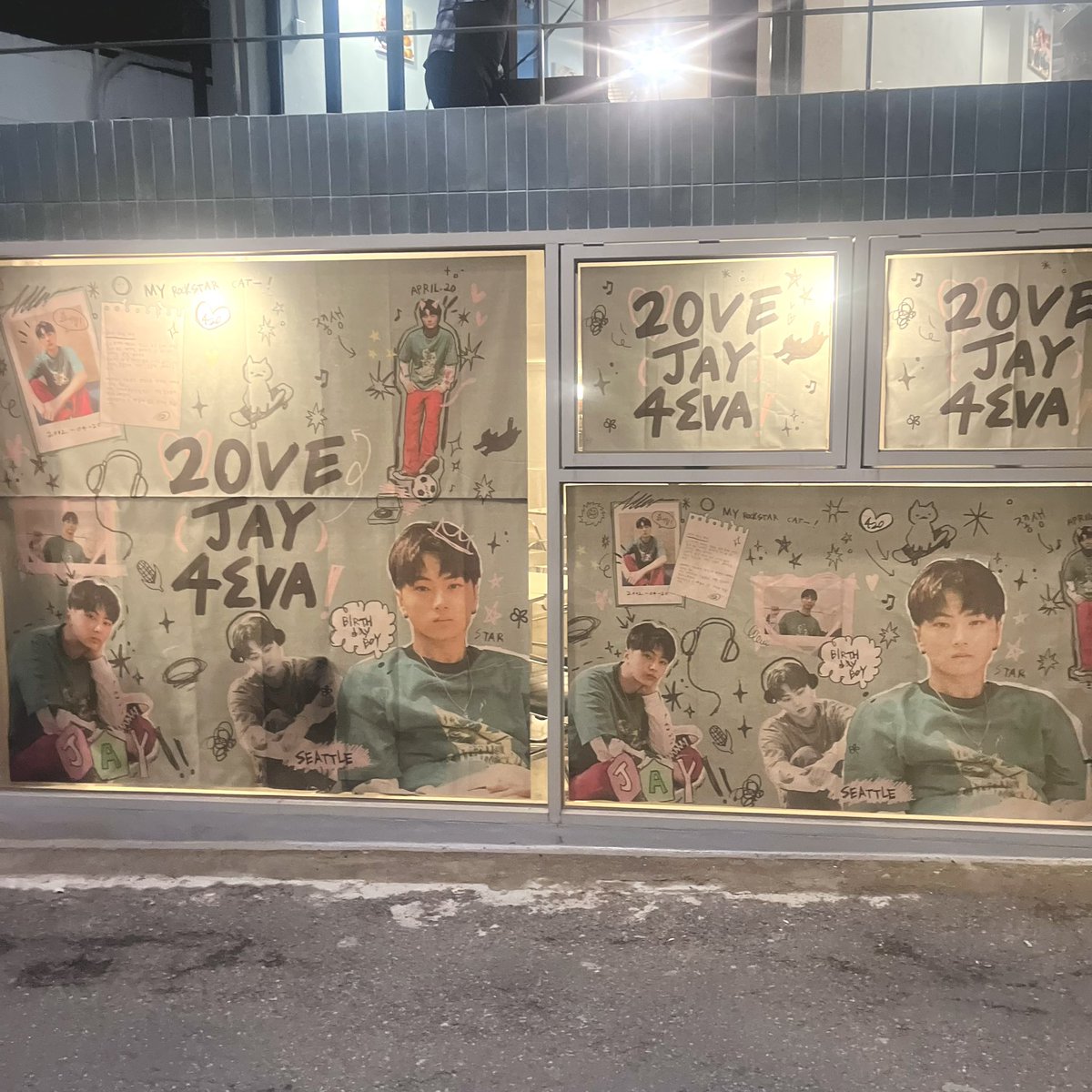 20VEJAY4EVA's tweet photo. 오늘 18:00부터  2OVE JAY 4EVA!
전시 물품을 나눔합니다!

- 현수막
-  배너
- 전시 포스터

모든 수량은 전시포스터 외 1인 1개이며 꼭 수령 가능하신 분만 물품명을 기재하여 디엠주세요! https://t.co/lmsl06KsCJ