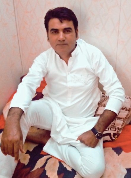 وہ اور ہونگے جو تیری بزم سے اٹھ جاتے ہونگے
ہم تو وہ داغ ہیں کہ جہاں لگ گئے سو لگ گئے

 داغ دہلوی