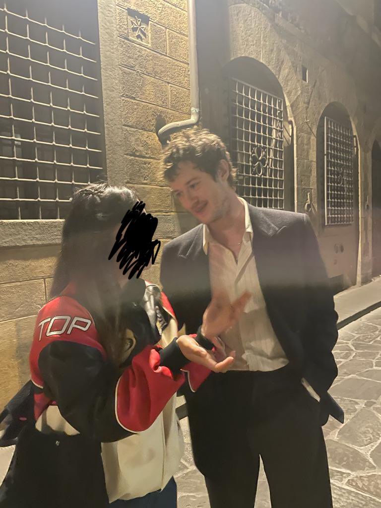 illicitaffaiths's tweet photo. cant believe i met joseph quinn DRUNK out of my fucking mind https://t.co/l1qTO4pzKU