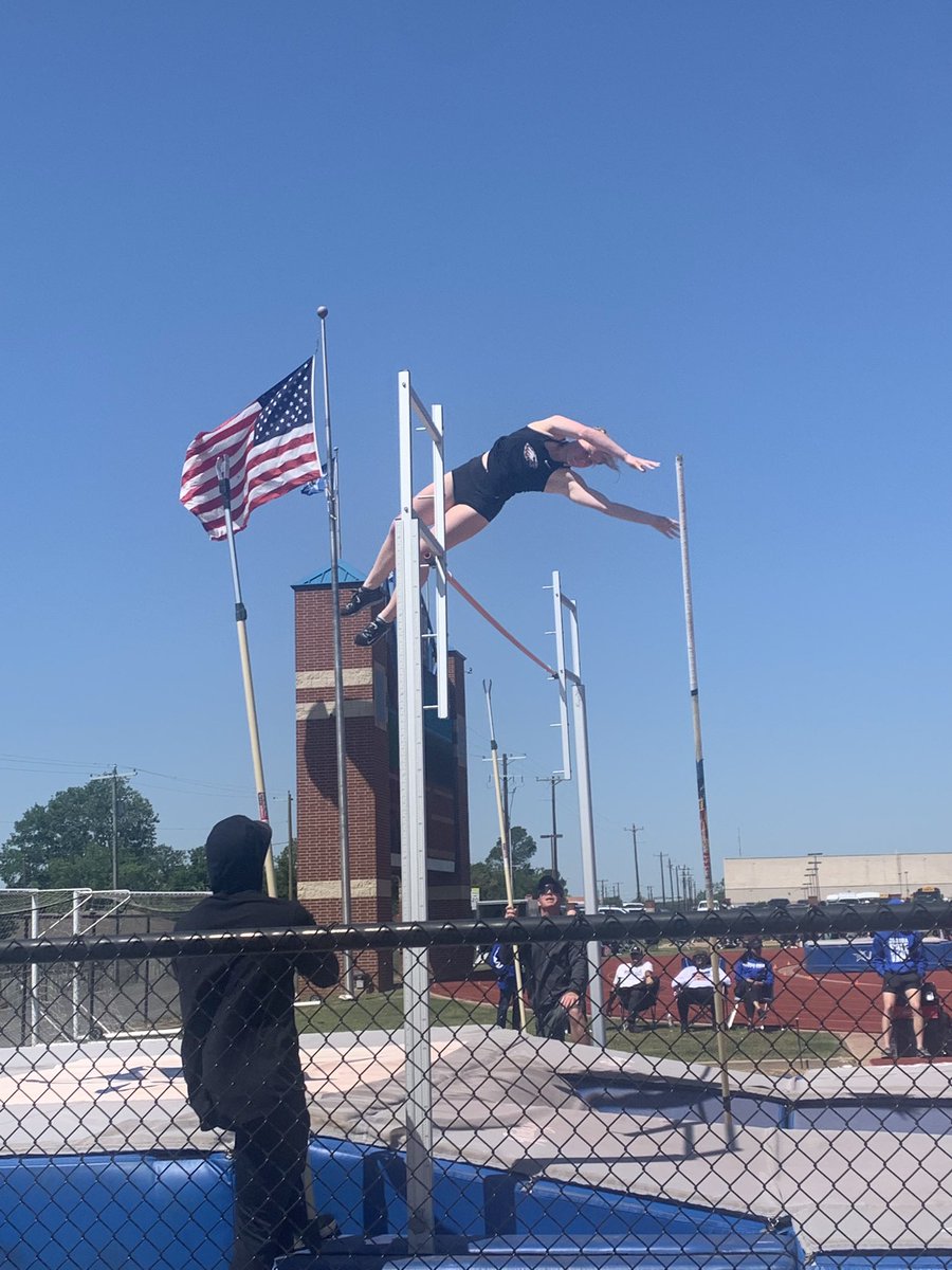 AISDHSTrackCC's tweet photo. Peyton Berry took first place in the Pole Vault and is headed to Regionals! https://t.co/ozLD1BtEGH