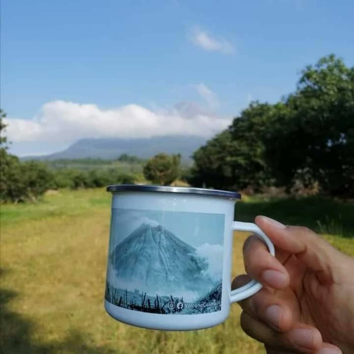 VolcanoColima's tweet photo. No importa si es en la ciudad, la playa o la montaña, acompaña tus aventuras con la #tazavolcánica #tazavolcanicavintage
 La única que se adapta a tus actividades ☕🌋 #tazadepeltre #tazadelvolcan #tazadecolima #tazadecafe #VolcandeColima
Pedidos @VolcanoColima https://t.co/OXvYv6VqEL