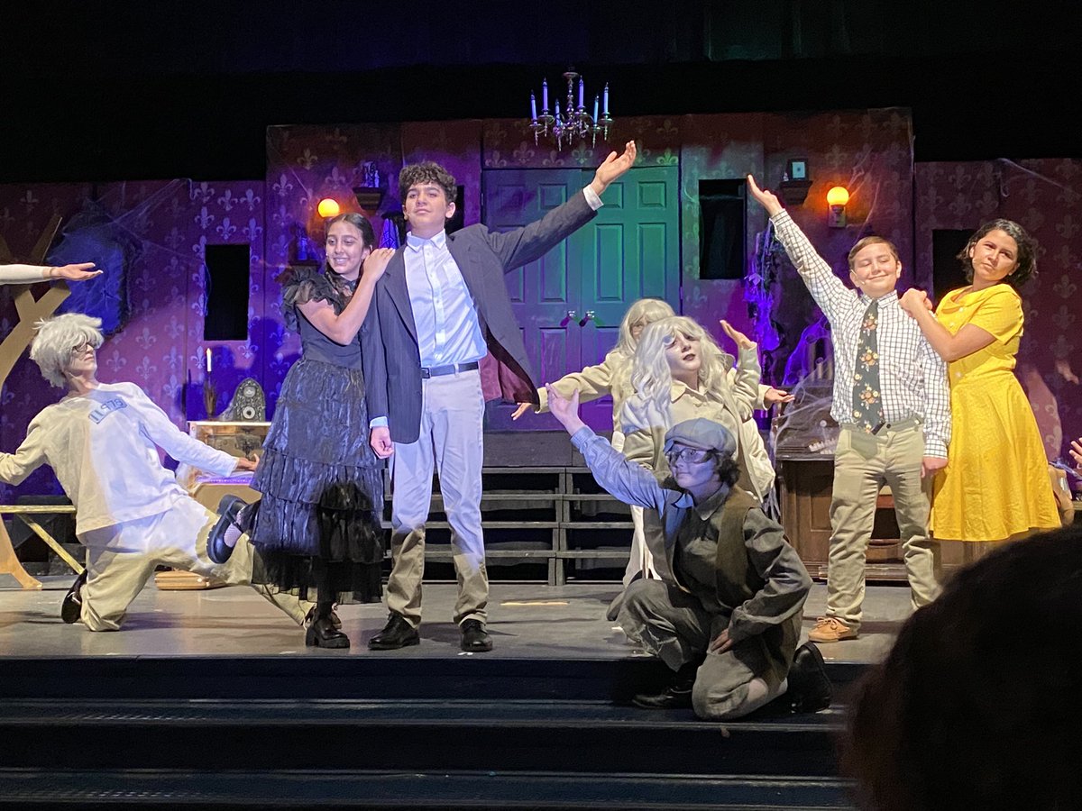 SusanT1220's tweet photo. The talent demonstrated by this group of students and staff is amazing! So proud!! @LJHDramaClub @BurbankSD111 https://t.co/QFAORxzslB