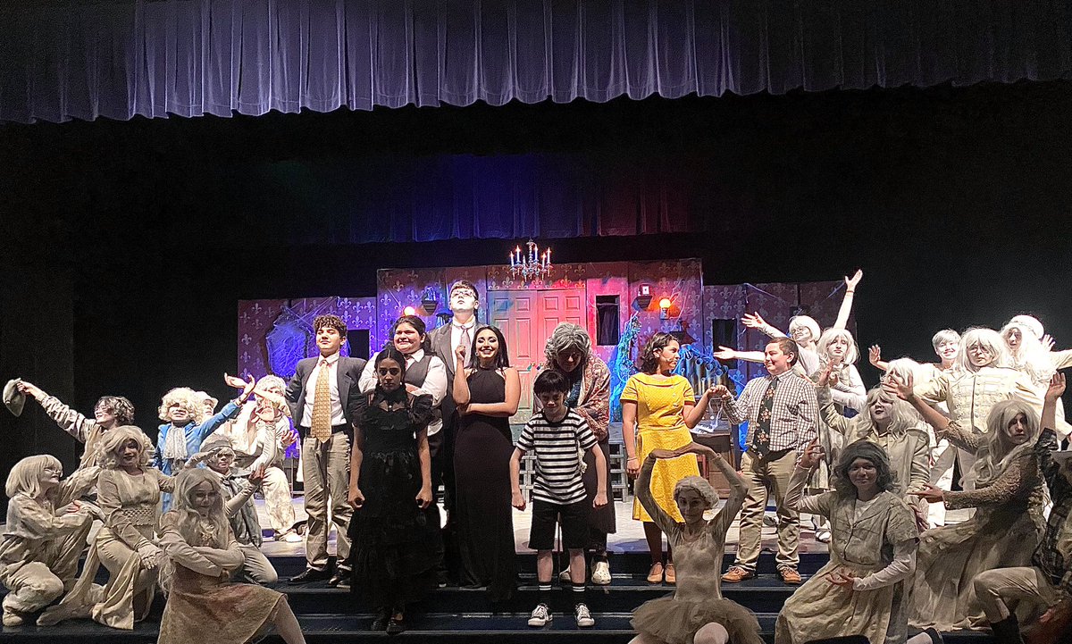 SusanT1220's tweet photo. The talent demonstrated by this group of students and staff is amazing! So proud!! @LJHDramaClub @BurbankSD111 https://t.co/QFAORxzslB