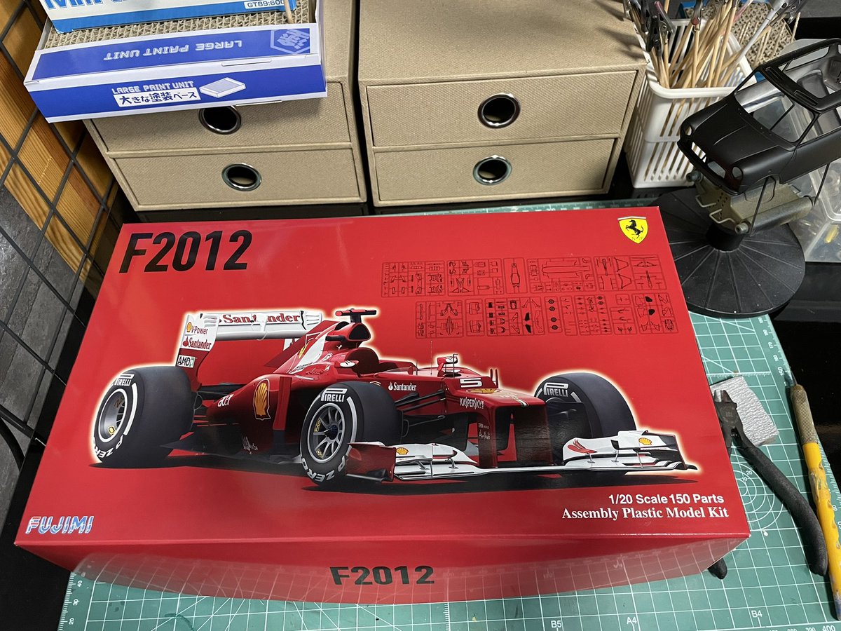 bloom_works0609's tweet photo. フジミのF2012を作成します。F2007の反省を踏まえて、プロポーションモデルにします。マレーシアGP仕様みたいですが、ヨーロッパGP仕様で作りたいな…。違いが分からないので、取り敢えず下処理から進めます。

#F2012
#F1模型 https://t.co/BgEoHFwv5Q