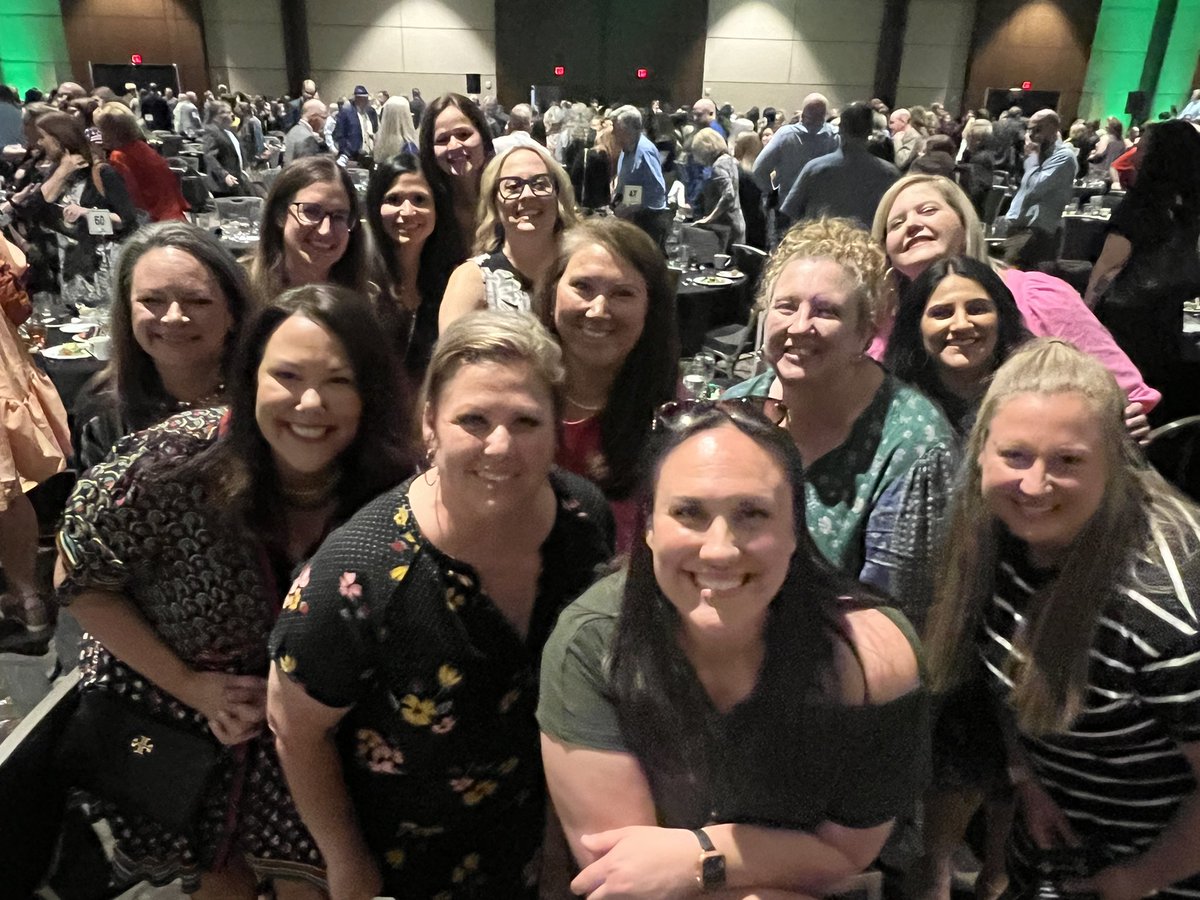 MsPadillasWorld's tweet photo. It was so much fun celebrating with some of my amazing school family at the @hebisd Employee Banquet tonight 💚🦜 #BestTeamEva #BestSchoolEva #ParrotPride @HEBISDpeople @LieslJames @MPELibrarian https://t.co/kVzquyy68J