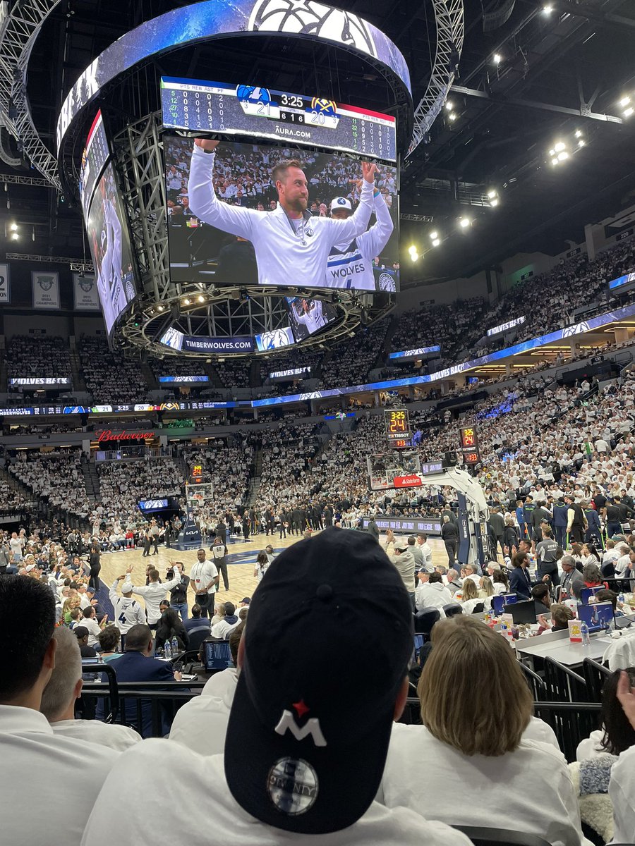 rileypaulbitz's tweet photo. @KarlTowns please reimburse me https://t.co/pK1pOw5HbB