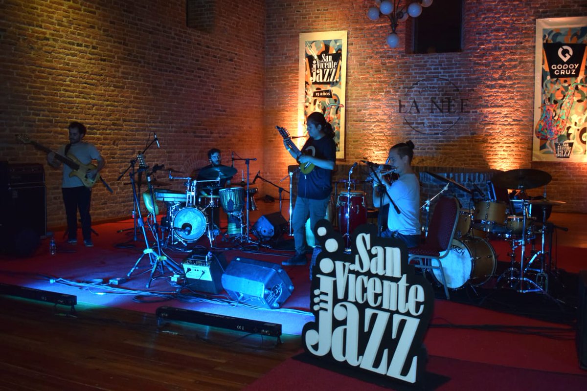 GarecaGc's tweet photo. San Vicente Jazz cumple 15 años 🤩 y para celebrarlo disfrutamos de Zequech, Lady Bren &Company y Daniel Maza Cuarteto junto a los vecinos.
🗓️Nos reencontramos hoy en Bodegas CARO con más jazz. Entrada gratuita por orden de llegada (#CapacidadLimitada) https://t.co/XwzJTlSrxs