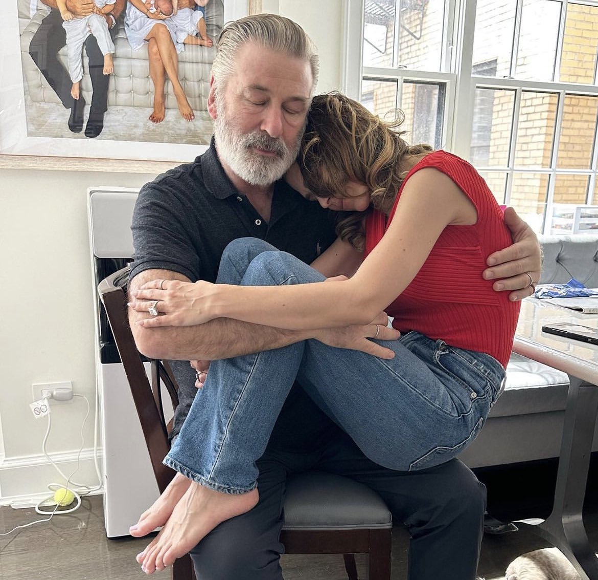 PopTingz's tweet photo. Alec Baldwin’s wife, Hilaria, posts an odd photo with her husband after his manslaughter charges were dropped. https://t.co/mULRmX4Lmq