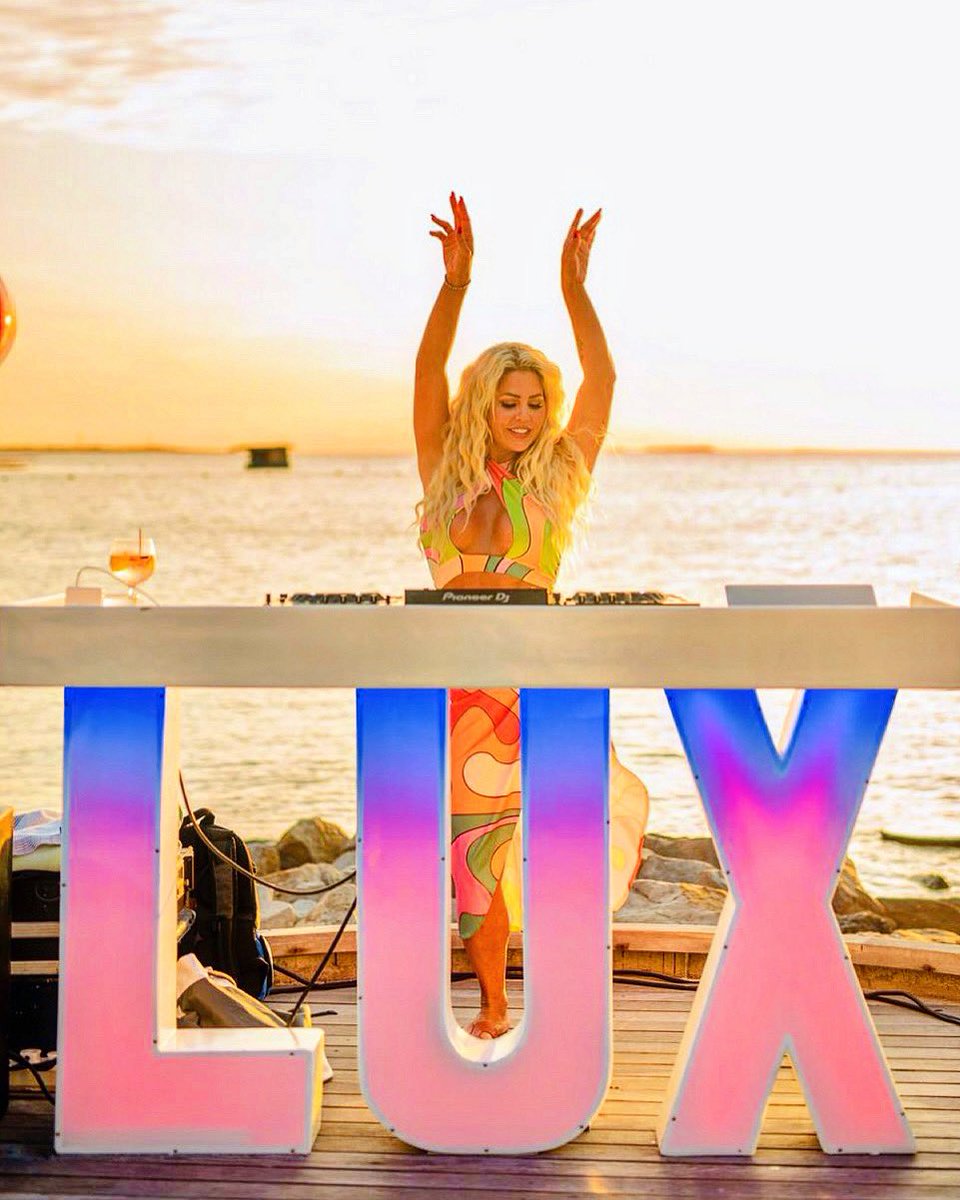 LUXSouthAri's tweet photo. Our favourite DJ is coming back to LUX* South Ari Atoll! Get ready for extraordinary sunsets with the most charming @biancagascoigne1 ✨
Experience the tropical rhythms from May 04 to 09 at our signature Beach Rouge. https://t.co/eyV90ptH9S