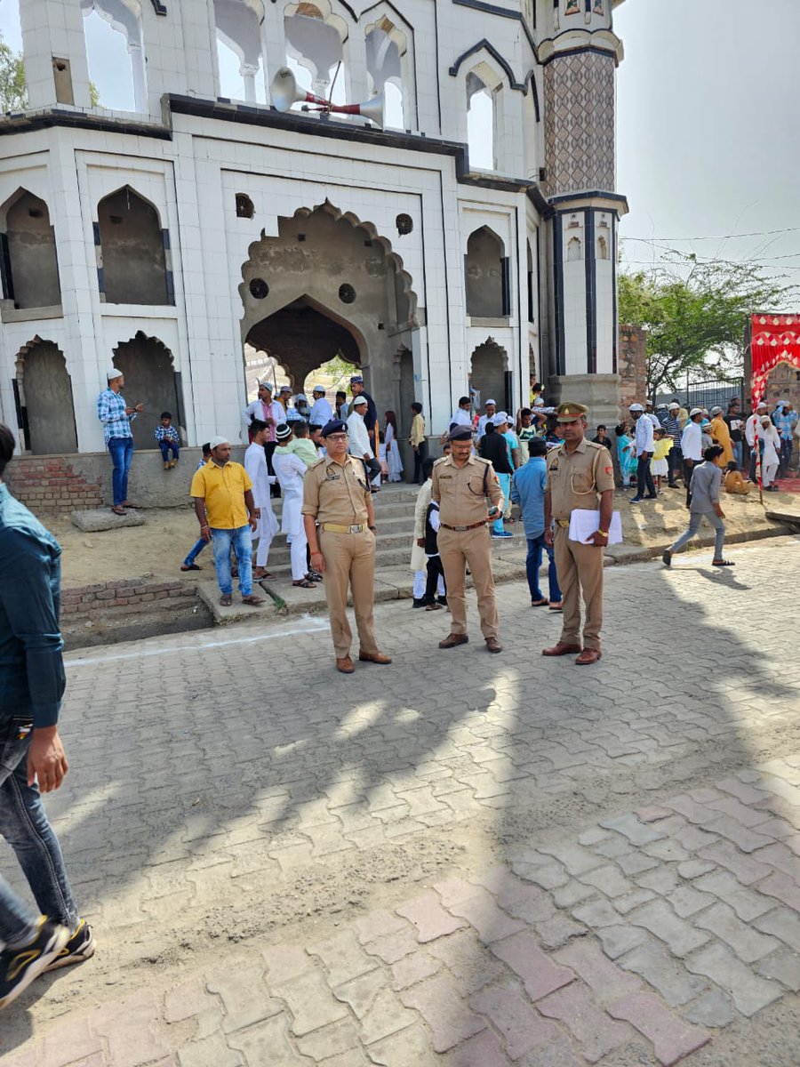 mathurapolice's tweet photo. #SPRURAL व #COCHHATA द्वारा ईद के पर्व के दृष्टिगत ईदगाह मस्जिद पर कोसीकलां में सुरक्षा व्यवस्था को सुदृढ़ करने हेतु डियूटी पर लगे पुलिस बल को चैक किया गया एवं आवश्यक दिशा निर्देश दिये गये । https://t.co/avRVTwtoLX