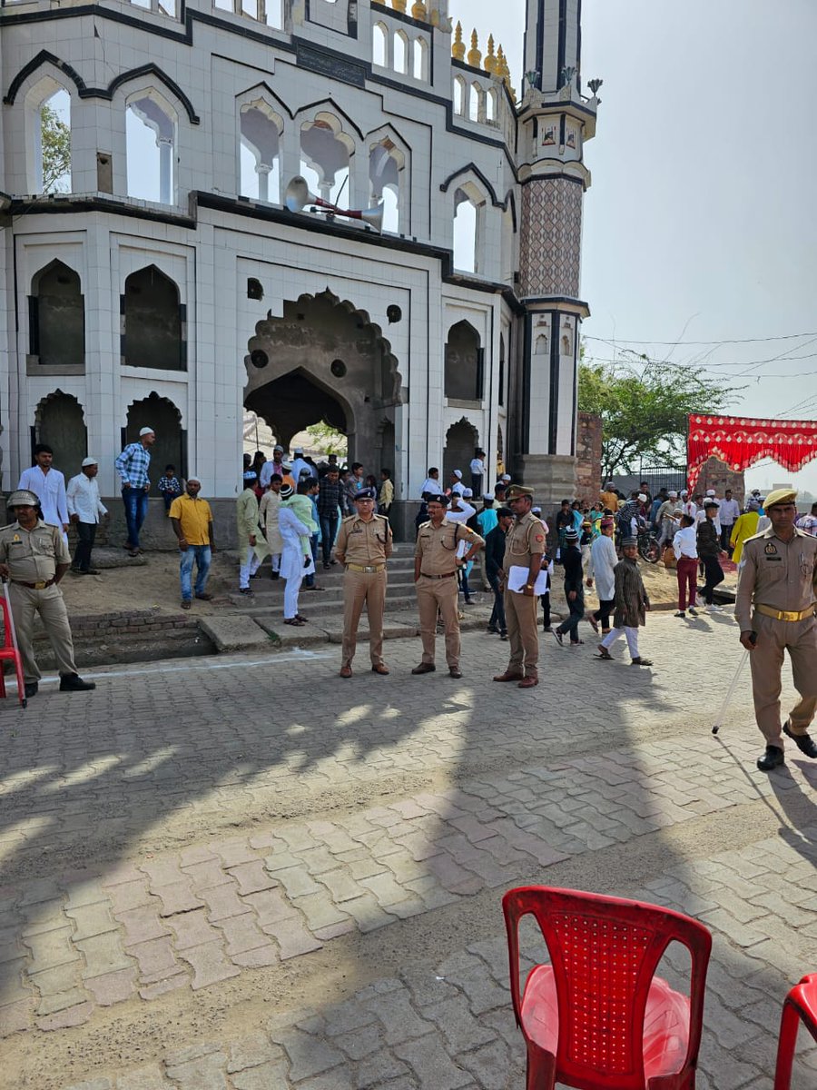 mathurapolice's tweet photo. #SPRURAL व #COCHHATA द्वारा ईद के पर्व के दृष्टिगत ईदगाह मस्जिद पर कोसीकलां में सुरक्षा व्यवस्था को सुदृढ़ करने हेतु डियूटी पर लगे पुलिस बल को चैक किया गया एवं आवश्यक दिशा निर्देश दिये गये । https://t.co/avRVTwtoLX