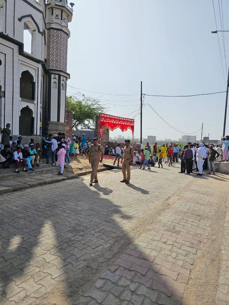 mathurapolice's tweet photo. #SPRURAL व #COCHHATA द्वारा ईद के पर्व के दृष्टिगत ईदगाह मस्जिद पर कोसीकलां में सुरक्षा व्यवस्था को सुदृढ़ करने हेतु डियूटी पर लगे पुलिस बल को चैक किया गया एवं आवश्यक दिशा निर्देश दिये गये । https://t.co/avRVTwtoLX