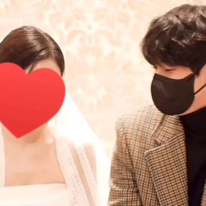 #ChoiWooShik Attending his ex's wedding 🥺

We date for 5 years, because of her i started acting. When  I was in Canada I wanted to learn camera directing , but my girlfriend said it's not bad to try acting first. I am forever grateful for my ex girlfriend, even after we broke up