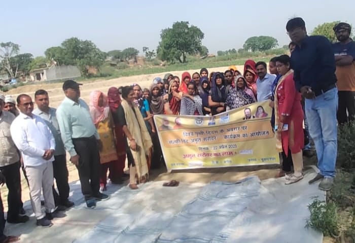 DmmuB's tweet photo. #SelfieWithAmritSarovar

@narendramodi @PMOIndia @myogiadityanath @Prerna_UPSRLM @UPGovt @MoRD_GoI @DAY_NRLM @dmbulandshahr
ग्राम मालागढ़,विकासखंड अगौता,जनपद बुलंदशहर में अमृत सरोवर का भ्रमण कर समूह सदस्यों को जनप्रतिभागिता हेतु प्रेरित किया।

मेरा गांव, मेरा सरोवर, मेरा बुलंदशहर https://t.co/5qsKKA5MB5