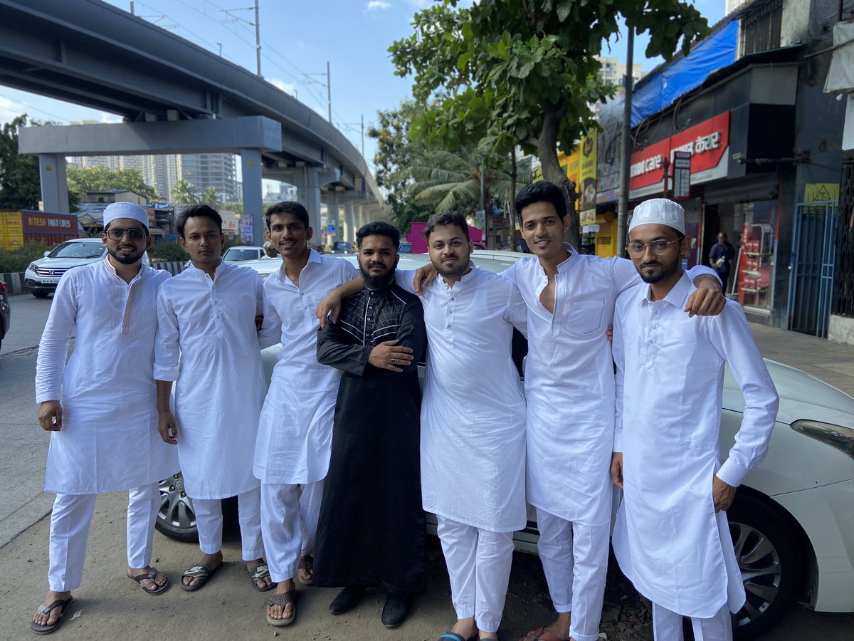 Zibran1d's tweet photo. Eid Mubarak ❤️🌙 To you and your Family!! May this Eid brings happiness in all of our life 👬🫰🏻#EidMubarak #Happiness https://t.co/OaX6JFCQwZ