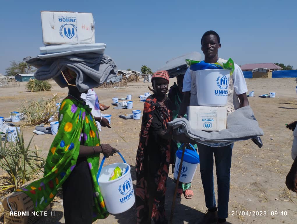 HopeRestoratio3's tweet photo. Over flooding in Mayendit county that displaced families and left properties destroyed, #HRSS in partnership with @UNHCRSouthSudan distributed #CRIs to flood affected persons these included #Sleeping_Mats, #Mosquitoenets, #Buckets, #Soap, #Rubber_Ropes, #Plastic_Sheets, #Blankets https://t.co/AzUDQlHpk4