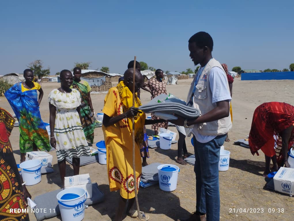 HopeRestoratio3's tweet photo. Over flooding in Mayendit county that displaced families and left properties destroyed, #HRSS in partnership with @UNHCRSouthSudan distributed #CRIs to flood affected persons these included #Sleeping_Mats, #Mosquitoenets, #Buckets, #Soap, #Rubber_Ropes, #Plastic_Sheets, #Blankets https://t.co/AzUDQlHpk4