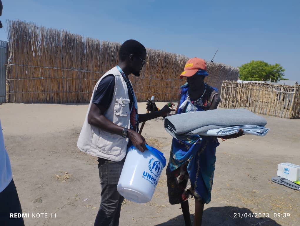HopeRestoratio3's tweet photo. Over flooding in Mayendit county that displaced families and left properties destroyed, #HRSS in partnership with @UNHCRSouthSudan distributed #CRIs to flood affected persons these included #Sleeping_Mats, #Mosquitoenets, #Buckets, #Soap, #Rubber_Ropes, #Plastic_Sheets, #Blankets https://t.co/AzUDQlHpk4