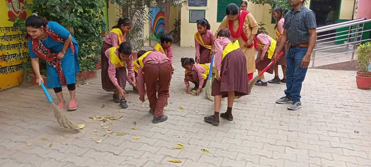 SaritaR30537229's tweet photo. @basicshiksha_up @R_ShivamP @shikshansamvad @VaranasiCdo @Varanasi_DM @ARVINDK08292737 @bsa_varanasi #VessIndia #EarthDay2023
विश्व पृथ्वी दिवस पर प्राइमरी स्कूल मण्डुवाडीह के बाल संसद के बच्चो, अध्यापकों, ,वेस इंडिया परिवार, SMC ने मंदिर प्रांगण की साफ सफाई की। https://t.co/7qVR0Z23XB