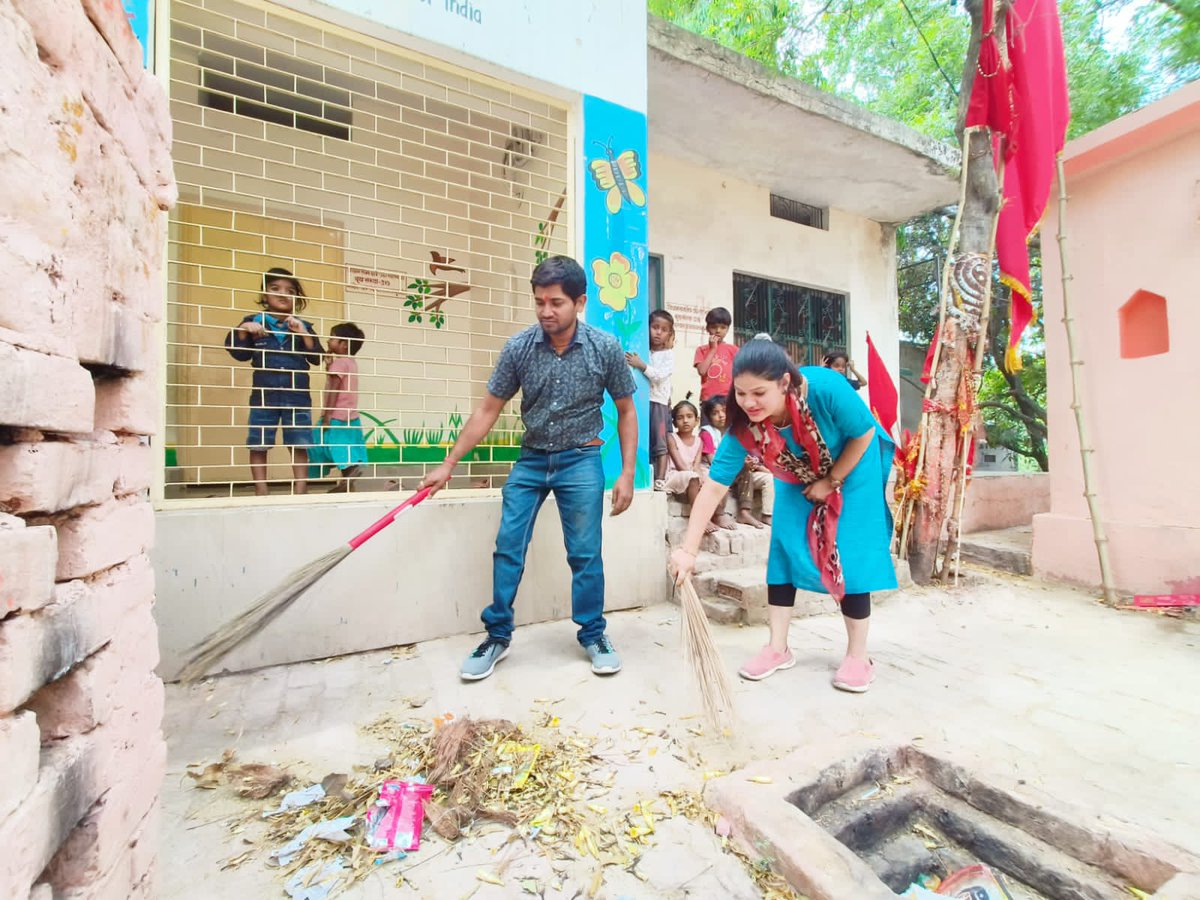 SaritaR30537229's tweet photo. @basicshiksha_up @R_ShivamP @shikshansamvad @VaranasiCdo @Varanasi_DM @ARVINDK08292737 @bsa_varanasi #VessIndia #EarthDay2023
विश्व पृथ्वी दिवस पर प्राइमरी स्कूल मण्डुवाडीह के बाल संसद के बच्चो, अध्यापकों, ,वेस इंडिया परिवार, SMC ने मंदिर प्रांगण की साफ सफाई की। https://t.co/7qVR0Z23XB